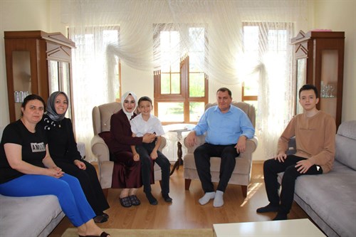 Kaymakamımız Sayın Hatice Gamze KURAN İlçemiz İsmailler Mahallesinde İkamet Eden Faruk PİRE Ve Ailesini Ziyaret Etti